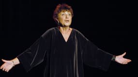 La chanteuse Anne Sylvestre, en 2003 à l'Auditorium de Saint-Germain des Prés. 