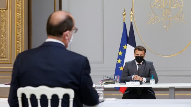 Le président Macron s'entretient avec son Premier ministre Jean Castex lors d'une réunion du gouvernement, à l'Elysée, le 9 juin 2021