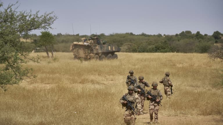 Patrouille de soldats français dans le nord du Burkina Faso, le 12 novembre 2019 dans le cadre de l'opération Barkhane 