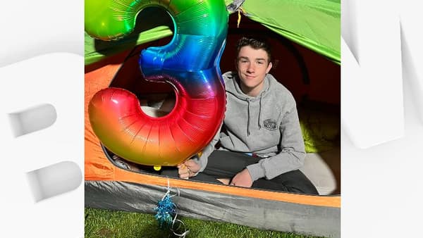 Le jeune Max Woosey, 13 ans, en train de fêter la fin de son expérience de 3 ans à dormir dans une tente.