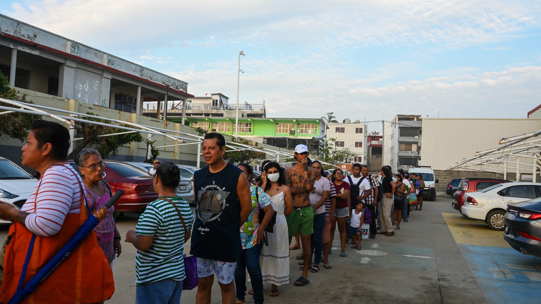 Des habitants d'Acapulco font la queue pour acheter des provisions dans un magasin d'Acapulco, État de Guerrero, Mexique, le 6 novembre 2023. 