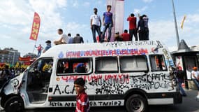 Des manifestants sur la place Taskim, à Istanbul, dimanche 2 juin.
