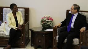La responsable des affaires humanitaires de l'Onu, Valérie Amos, ici à Damas avec le ministre syrien adjoint des Affaires étrangères Faisal Mekdad, a estimé jeudi que quelque 2,5 millions de personnes avaient besoin d'aide en Syrie où l'armée et les oppos