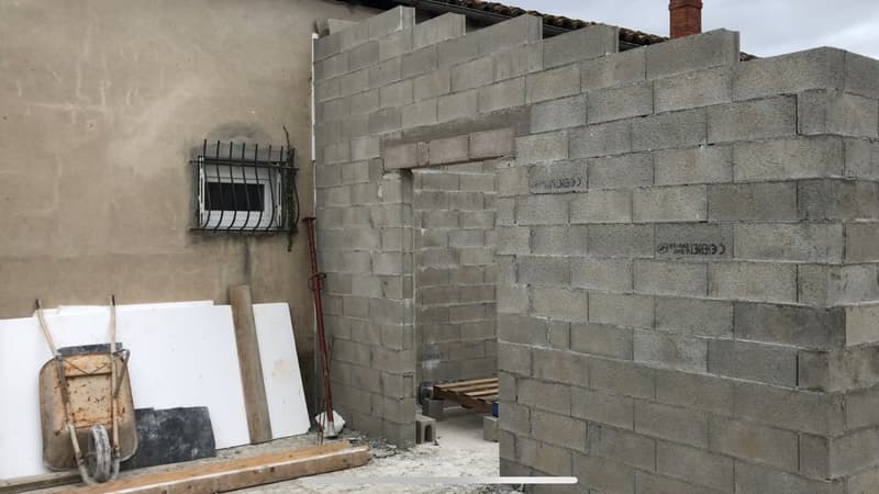 Photo de la construction collée à leur maison