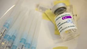 Les moins de 55 ans qui ont reçu une première dose d'AstraZeneca contre le Covid-19 devraient avoir leur deuxième avec un autre vaccin, a déclaré vendredi le ministre de la Santé