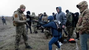 Un instructeur militaire enseigne le maniement des armes à des civils près d'Odessa, en Ukraine, le 5 février 2022