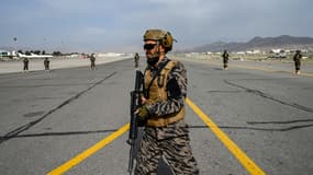 Des Talibans armés sur le tarmac de l'aéroport de Kaboul le 31 août 2021