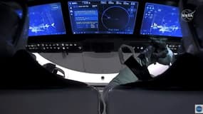 Image diffusée par la Nasa des astronautes américains Doug Hurley et Robert Behnken à bord de la capsule Crew Dragon de SpaceX après leur désarrimage de l'ISS, le 1er août 2020