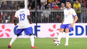 William Saliba en train de faire une passe à N'Golo Kanté lors de France-Canada, 9 juin 2024