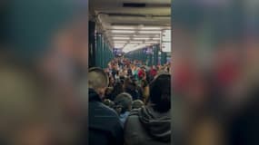Dans le métro à Kiev, les Ukrainiens aux abris entonnent l'hymne de leur pays en signe de résistance.