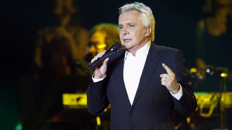 Michel Sardou, sur la scène du Palais omnisport de Paris-Bercy, le 12 décembre 2012. 