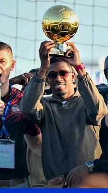  ROBIN DE BFM - Ousmane Dembélé présente son Ballon d’or à Évreux, là où il a grandi 