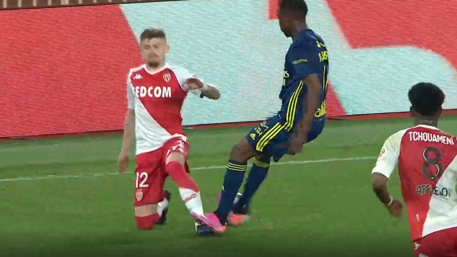 La semelle de Kadewere sur Caio Henrique La semelle de Kadewere sur Caio Henrique