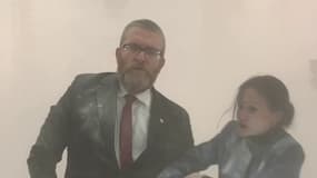 Une vidéo prise par TVN24 montre le législateur polonais d'extrême droite Grzegorz Braun de la Confédération (Konfederacja) utilisant un extincteur pour éteindre une menorah de Hanoukka placée dans le hall du parlement allumée quelques instants plus tôt lors de la cérémonie annuelle de Hanoukka à la Diète, à Varsovie, le 12 décembre 2023. 