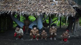 Des indigènes Yanomami dans une hutte de la communauté d'Irotatheri, dans l'État d'Amazonas, au sud du Venezuela, à 19 km de la frontière avec le Brésil, le 7 septembre 2012.(illustration)