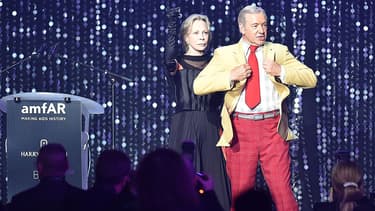 Kevin Spacey animant la le gala de l'amfAR, le 19 mai 2016.