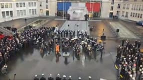 Les pompiers de Paris ont repris plusieurs chansons de Johnny Hallyday ce vendredi.