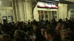 Importante file d'attente pour les taxis à la Gare de Lyon pour ces passagers qui ont passé plusieurs heures coincés dans des TGV