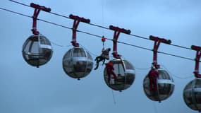 Les sauveteurs à l'approche des "bulles" qui montent au quartier de la Bastille, dimanche soir, à Grenoble dans l'Isère.