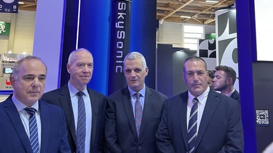 Au Bourget, les dirigeants de Rafael dévoilent SkySonic en présence de Yoav Galant (2e à gauche), ministre israélien de la Défense