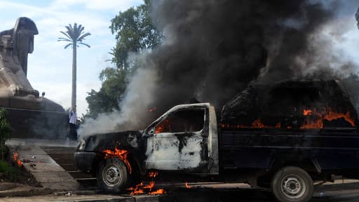 Un véhicule de police incendié au Caire par des étudiants protestant contre la mort, la semaine dernière d'un de leurs camarades.
