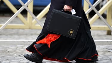 Un cardinal sortant de la réunion pré-conclave, le 7 mars, au Vatican