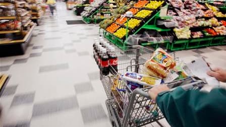 Près de la moitié des Français s'attendent à voir leur pouvoir d'achat diminuer au cours des mois à venir et un sur dix seulement envisage d'augmenter ses dépenses courantes, montre vendredi un sondage Viavoice. /Photo d'archives/REUTERS/Brian Snyder