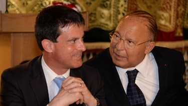 Le ministre de l'Intérieur Manuel Valls (g.) et le recteur de la Grande Mosquée de Paris, Dalil Boubakeur, mercredi.