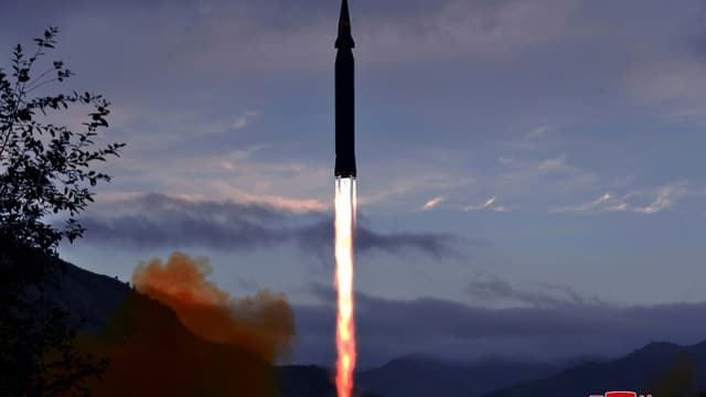 Cette photo prise le 28 septembre 2021 et publiée par l'agence de presse officielle de la Corée du Nord KCNA le 29 septembre, montre le tir d'essai d'un missile hypersonique Hwasong-8 nouvellement développé, dans le comté de Ryongrim de la province de Jagang, en Corée du Nord