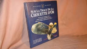 Le livre "Sur la trace de la Chouette d'or" qui contient les énigmes de la chasse au trésor lancée en 1993