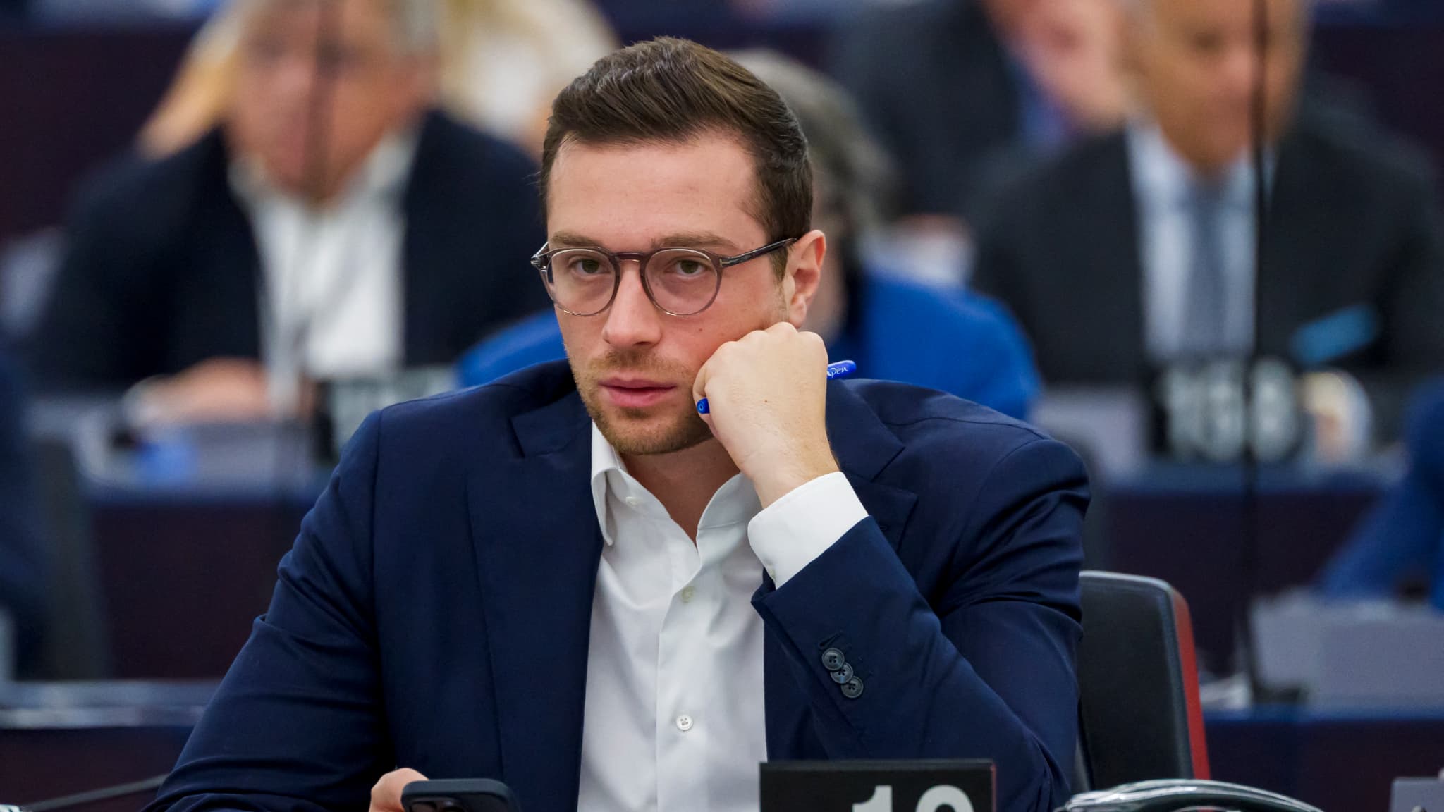 JORDAN BARDELLA SERA-T-IL LE GRAND GAGNANT DU DÉPART ANNONCÉ DE FRANÇOIS BAYROU?