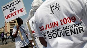 Près d'un millier de personnes ont pris part mercredi à une marche silencieuse à Marseille en mémoire des victimes du crash de la Yemenia Airlines, qui avait fait 152 morts il y a un an au large des Comores. /Photo prise le 30 juin 2010/REUTERS/Jean-Paul