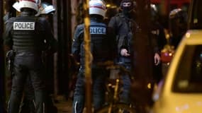 Des policiers et des membres de la BRI dans le 12 arrondissement à Paris où deux femmes ont été prises en otage par un homme muni d'une arme blanche, le 20 décembre 2021 (PHOTO D'ILLUSTRATION)
