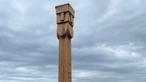 Un mystérieux totem découvert sur la côte anglaise, près de Douvres, en août 2023.