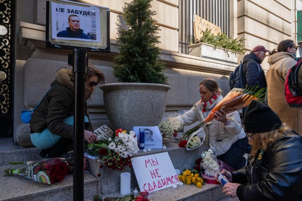 Des fleurs sont déposées en hommage à Alexeï Navalny devant le consulat russe à New York, aux États-Unis, le 16 février 2024