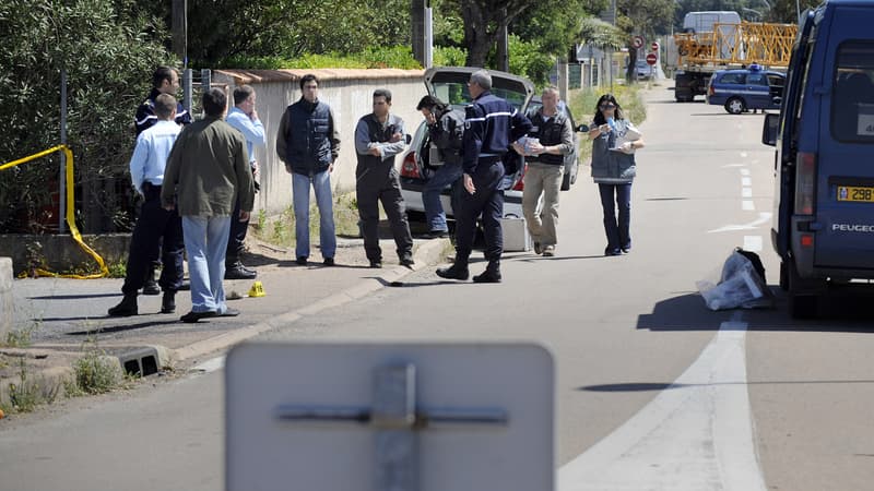 Des enquêteurs le 23 avril 2008 à l'entrée d'une concession automobile de Porto-Vecchio, où a été assasiné Richard Casanova - Stephan Agostini - AFP