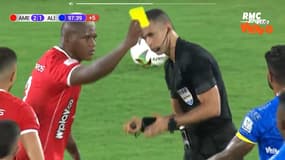 Un joueur distribue un carton jaune dans le championnat de Colombie