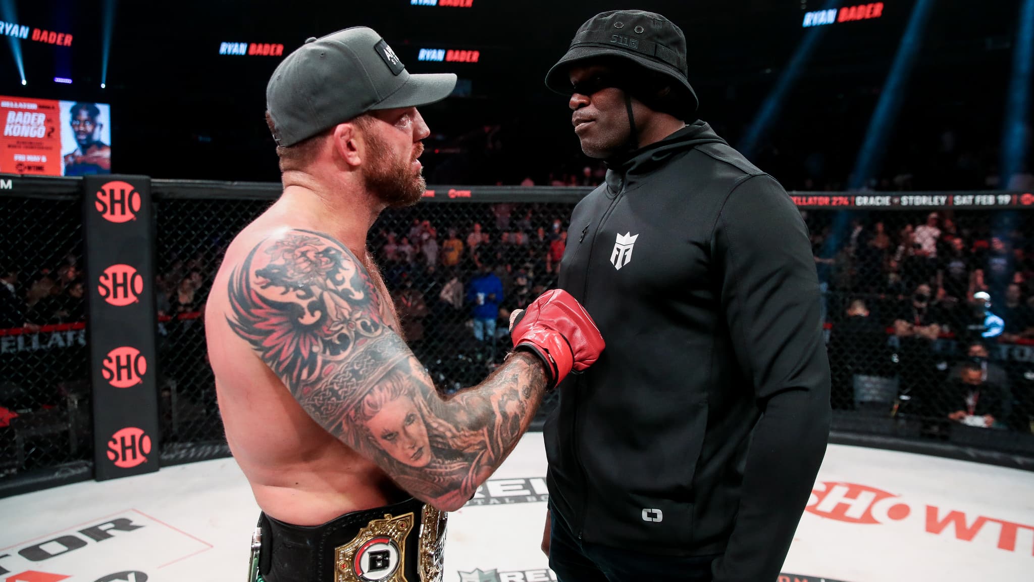 Ryan Bader (à gauche) et Cheick Kongo se font face lors de l'annonce de leur combat pour le titre Ryan Bader (à gauche) et Cheick Kongo se font face lors de l'annonce de leur combat pour le titre