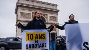 Activistes de Greenpeace devant l'Arc de Triomphe ce vendredi 12 décembre pour les 10 ans de l'Accord de Paris