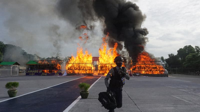 De la fumée s'élève d'un tas de drogues saisies lors d'une cérémonie organisée pour marquer la "Journée internationale contre l'abus et le trafic de drogues" des Nations unies, à Yangon, le 26 juin 2021.