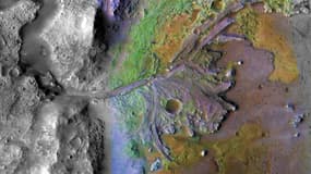 Une photographie aux couleurs modifiées d'anciens lits de rivières sur Mars. 