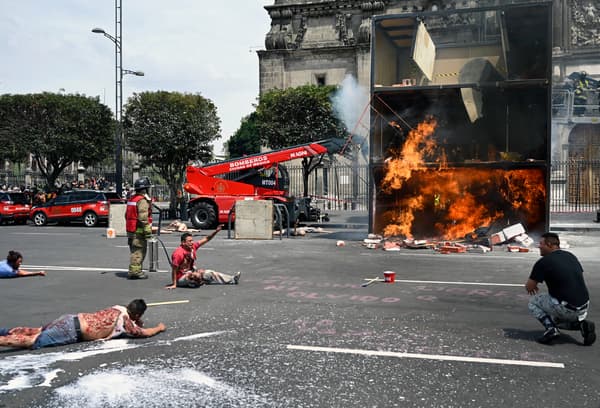 A Mexico, les pompiers s'entrainaient à faire face aux conséquences d'un potentiel séisme seulement quelques heures avant qu'un vrai tremblement de terre n'ait lieu.