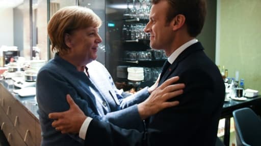 La chancelière allemande Angela Merkel (g) et le président français Emmanuel Macron, le 28 septembre 2017 à Tallinn