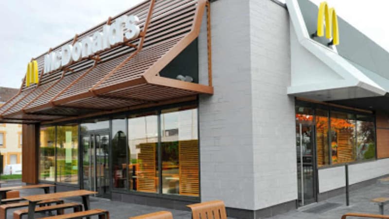 Le restaurant McDonald's de la zone commerciale d'Ecole-Valentin, où deux braqueurs ont été maîtrisés par une équipe du GIGN en civil. 