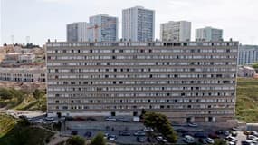 Dans les quartiers nords de Marseille. Selon un rapport publié jeudi, les 751 quartiers classés "zones urbaines sensibles" en France peinent à combler les écarts qui les séparent du reste de la population, en terme de chômage, de revenus, de logement, de