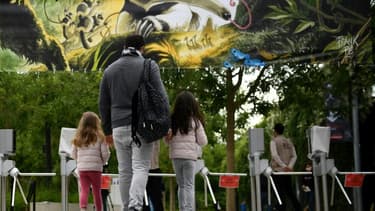 Deux fillettes accompagnées de leur père arrivent au parc zoologique de Vincennes, le 8 juin 2020 à Paris