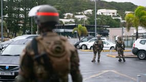 Des militaires du 8e RIMA sécurisent l'aéroport de Magenta à Nouméa, en Nouvelle-Calédonie, le 17 mai 2024