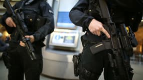 Six personnes ont été arrêtées ce lundi matin en Grande-Bretagne. Elles sont soupçonnées de préparer un "acte terroriste". 