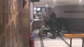 Les images de gilets jaunes frappés par des CRS dans un restaurant Burger King à Paris le 1er décembre 2018