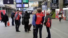 Les gilets rouges de la SNCF à la gare Montparnasse à Paris (Photo d'illustration)